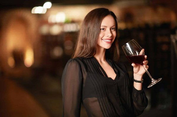 Comment organiser une soirée de dégustation de vins naturels dans un bar à vin urbain?